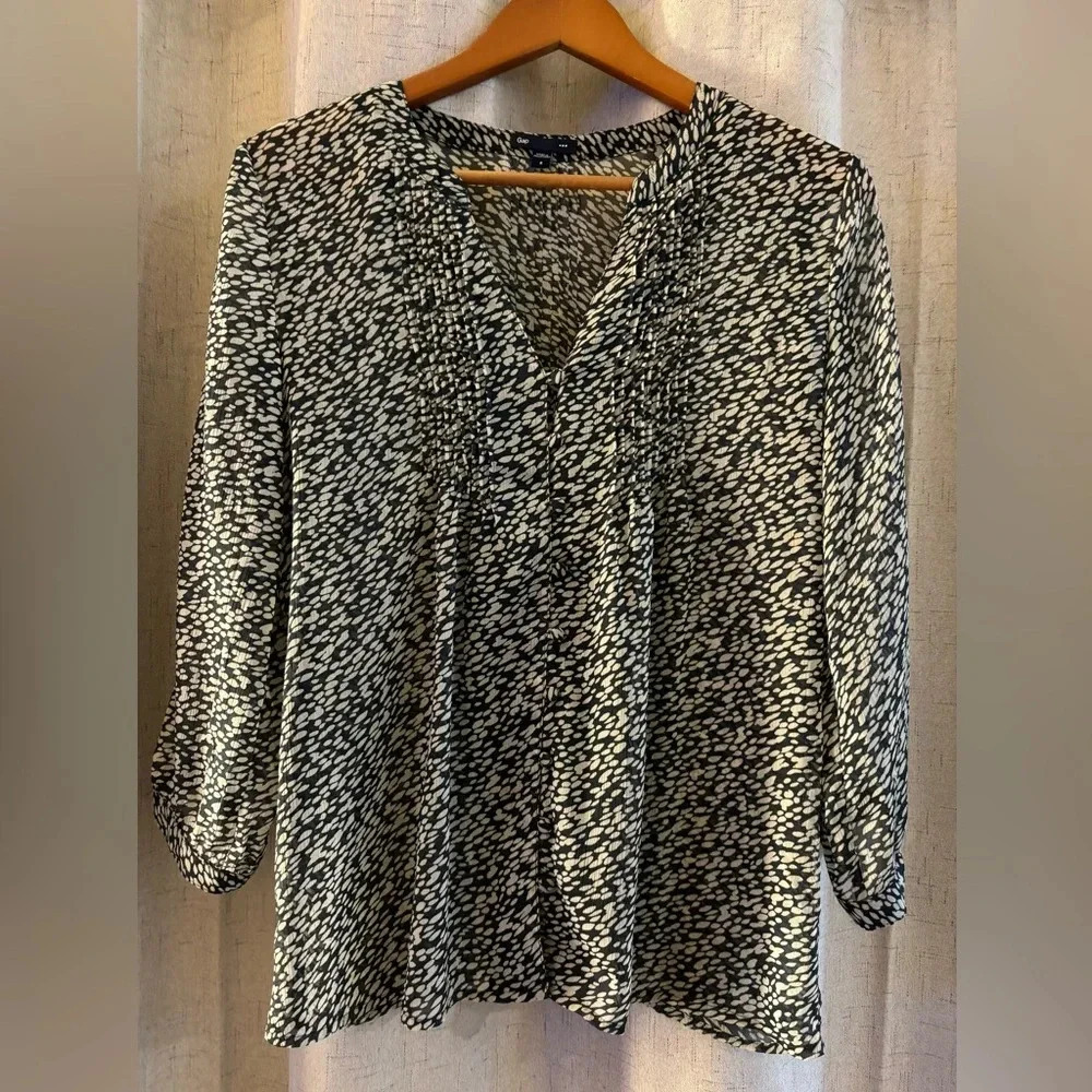Gap Women's Size S. Sheer V Neck Blouse. Botton down front.